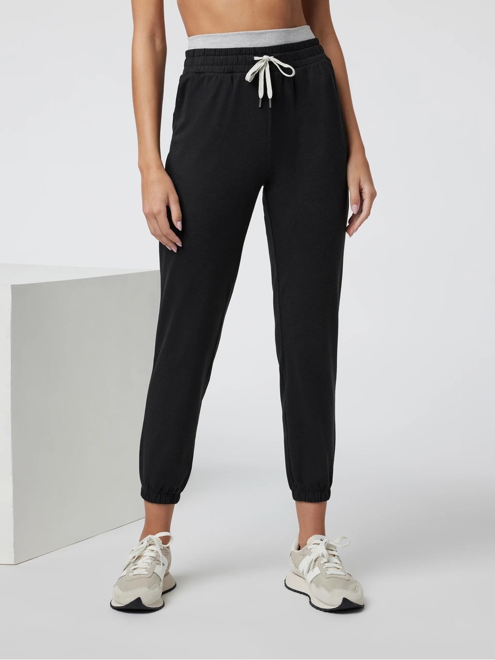 Vuori Halo Warm Up Joggers 29” Sz S Women’s
(Oct A-1)